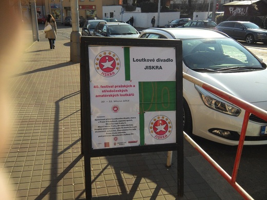 40FPSAL_Poutač před divadlem.jpg